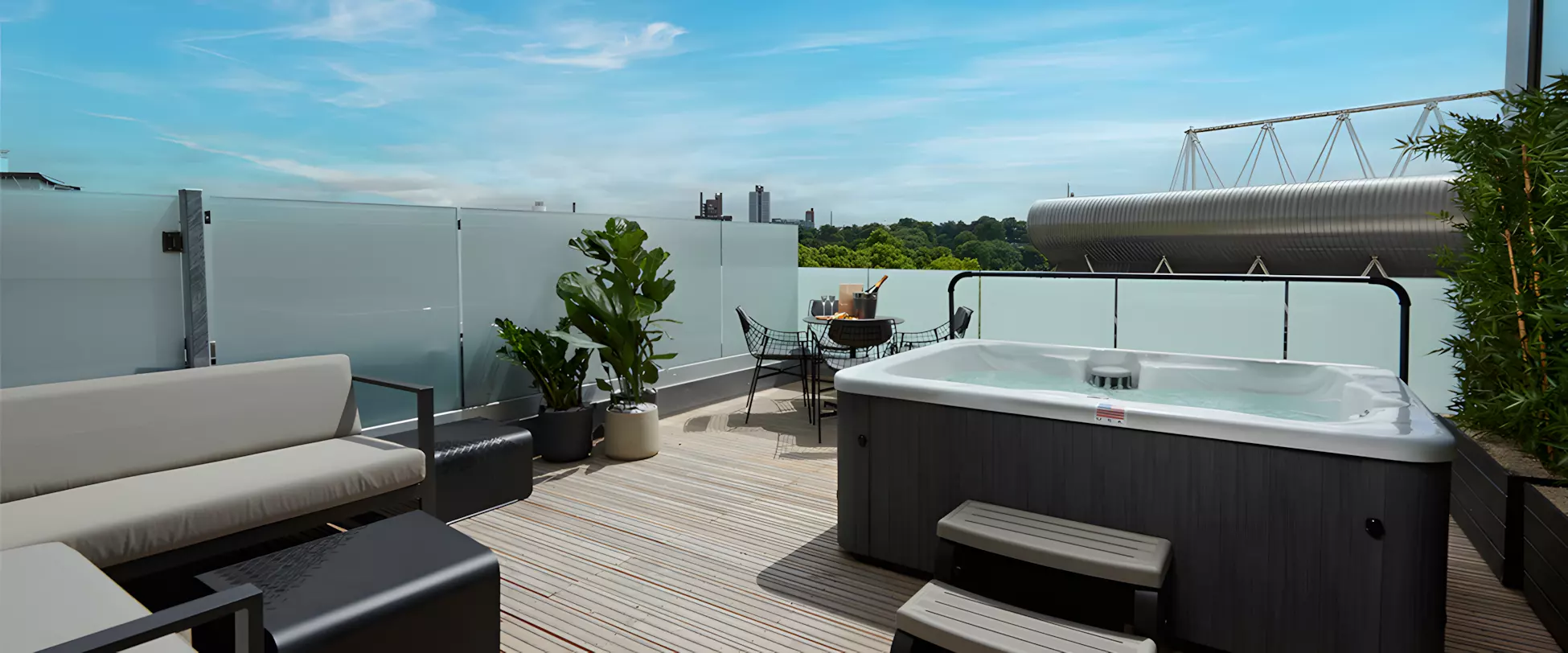 voco® Leicester hot tub bedrooms.